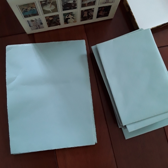 Box with paper and envelops - Picture 2 of 2